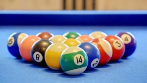 un grupo de bolas de billar en una mesa de billar en Villavilla #280 - Nordals, Sydjylland, en Nordborg