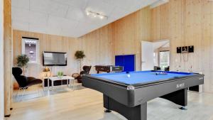 Una sala de estar con una mesa de billar. en Villavilla #280 - Nordals, Sydjylland, en Nordborg