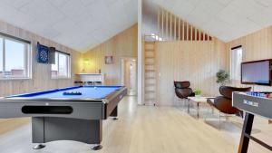 una sala de billar con mesa de billar y sillas en Villavilla #280 - Nordals, Sydjylland, en Nordborg