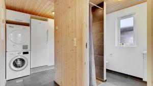 un lavadero con lavadora y secadora en Villavilla #280 - Nordals, Sydjylland, en Nordborg 17 fotos más