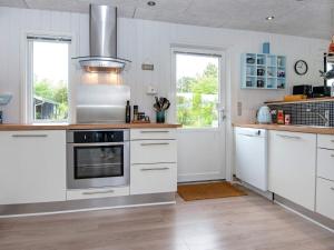 Køkken eller tekøkken på 6 person holiday home in Tarm-By Traum