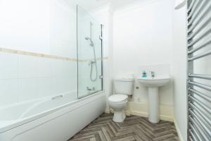 een badkamer met toilet, douche en wastafel bij Spacious 3-Bed Home – Family Contractor Friendly in Coxhoe +19 foto's