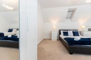 een slaapkamer met 2 bedden en blauwe kussens bij Spacious 3-Bed Home – Family Contractor Friendly in Coxhoe