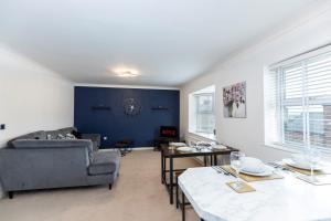 een woonkamer met een bank en een tafel bij Spacious 3-Bed Home – Family Contractor Friendly in Coxhoe