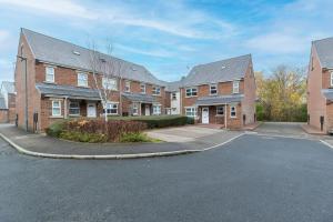 een rij bakstenen huizen met een oprit bij Spacious 3-Bed Home – Family Contractor Friendly in Coxhoe