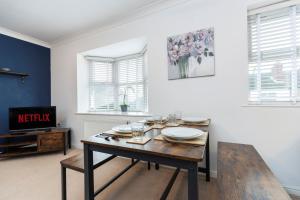een eetkamer met een tafel en een tv bij Spacious 3-Bed Home – Family Contractor Friendly in Coxhoe