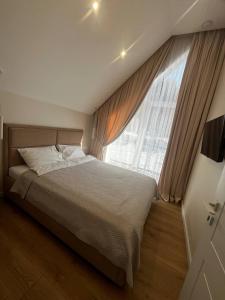 Postel nebo postele na pokoji v ubytování Tatariv-hills