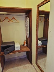 een kleedkamer met een spiegel en een wastafel bij Stone Town Cafe in Zanzibar City