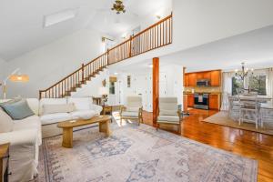 ein Wohnzimmer mit Sofa und Tisch in der Unterkunft 1 Walton Road Harwich - Harwich Hideaway in South Harwich