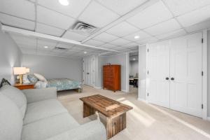 ein Wohnzimmer mit Sofa und Tisch in der Unterkunft 1 Walton Road Harwich - Harwich Hideaway in South Harwich