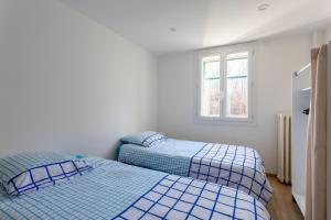 ein Schlafzimmer mit zwei Betten und einem Fenster in der Unterkunft Cocon Savinois - Vue Montagne in Savines