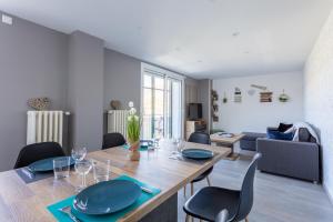 ein Esszimmer und ein Wohnzimmer mit Tisch und Stühlen in der Unterkunft Cocon Savinois - Vue Montagne in Savines