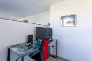 ein Büro mit einem Schreibtisch und einem Computer darauf in der Unterkunft Cocon Savinois - Vue Montagne in Savines