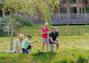een groep mensen die in het gras zitten bij Penvale Lakes Lodges in Llangollen +63 foto's