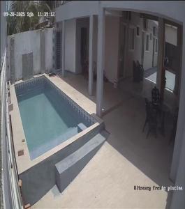 una piscina sopra una casa di Hostel dos amigos a Salinópolis