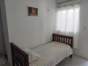 un piccolo letto in una camera da letto con finestra di Hostel dos amigos a Salinópolis