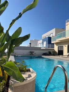 ein Schwimmbad vor einem Gebäude in der Unterkunft Wellnesshouse in Atouguia da Baleia