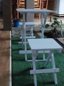 Deux tables de pique-nique et un banc sur la pelouse dans l'établissement Hamemayu Homestay Relaxing Stay Near Nature, à Jejeran