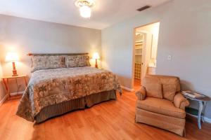 En eller flere senge i et værelse på Harbour Oaks 503 + 21 billeder