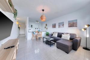un soggiorno con un divano e un tavolo di SUITE ABORA RELAX a 500m DE LA PLAYA WIFI FIBRA a Puerto del Carmen