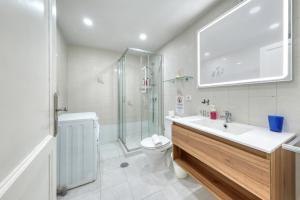 un bagno con wc, lavandino e doccia di SUITE ABORA RELAX a 500m DE LA PLAYA WIFI FIBRA a Puerto del Carmen Altre 13 foto