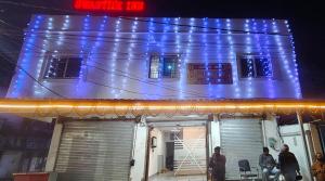 Swastiik Inn的上面有蓝色的灯的建筑