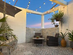 a patio with a table and chairs and an umbrella at 2325 Apartaestudios in Arauca