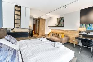 En eller flere senge i et værelse på TATRA SUITES Luxury Studio A302