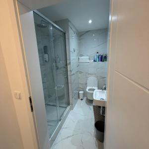 een badkamer met een glazen douche en een toilet bij Byt 44m2 Ostrava Bělský les in Hrabŭvka