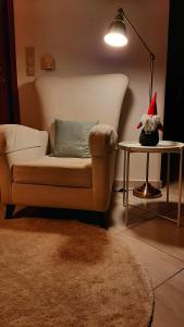 een kamer met een stoel en een kerstmuts op een tafel bij Skyline Vista - Sea View Apartment with Free Parking in Piraeus