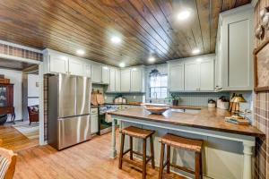 Køkken eller tekøkken på Fishing Ponds Peaceful Tifton Getaway