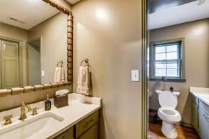 Et badeværelse på Fishing Ponds Peaceful Tifton Getaway + 21 billeder