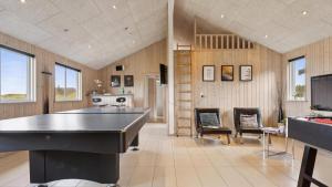 una grande stanza con un tavolo da ping pong di Villavilla #292 - Søndervig, Vestjylland a Klegod