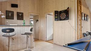una stanza con tavolo e freccette sul muro di Villavilla #292 - Søndervig, Vestjylland a Klegod Altre 16 foto