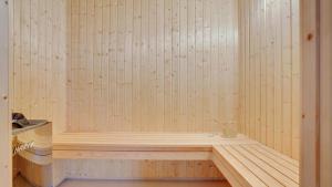 een sauna met een houten bank in een kamer bij Villavilla #508 - Mommark, Sydjylland in Sarup
