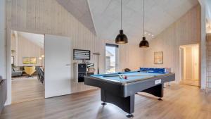 een grote kamer met een pooltafel. bij Villavilla #508 - Mommark, Sydjylland in Sarup