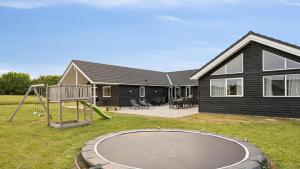 een huis met een speeltuin ervoor bij Villavilla #508 - Mommark, Sydjylland in Sarup +26 foto's