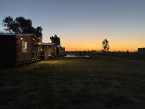 Východ nebo západ slunce při pohledu z prázdninového areálu nebo okolí + 4 fotografie