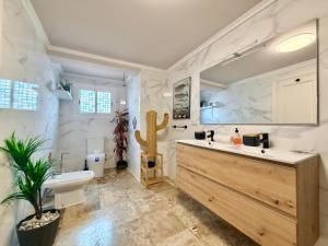 een badkamer met een wastafel en een cactus bij Macarena House & Chill Out in Benidorm +24 foto's