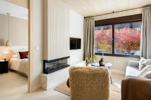 un soggiorno con camino e letto di Cima Panticosa by BeValle a Panticosa