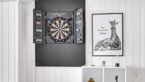 un bersaglio per freccette su un muro con l'immagine di una giraffa di Villavilla #496 - Mommark, Sydjylland a Sarup