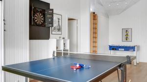 un tavolo da ping pong con due paia di forbici sopra di Villavilla #496 - Mommark, Sydjylland a Sarup