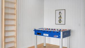 un tavolo blu con dei Lego sopra in una stanza di Villavilla #496 - Mommark, Sydjylland a Sarup