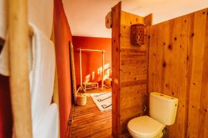 Oasis Garden Marrakech في مراكش: حمام مع مرحاض في غرفة بجدران خشبية