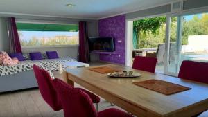 TV/trung tâm giải trí tại Klarisa Urban Oasis Apartments