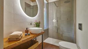 een badkamer met een wastafel en een douche bij Tenuta Seriole 10 in Bibbiena +41 foto's