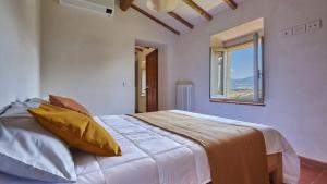 een slaapkamer met een groot bed en een raam bij Tenuta Seriole 10 in Bibbiena