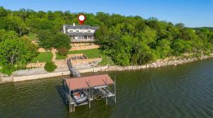 een luchtzicht van een groot huis op het water bij Gather in Style Space Views & Comfort in Runaway Bay