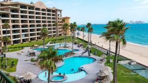 vista aerea di un hotel e della spiaggia di Sonoran Spa W403 a Campo del Medio