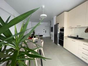 Køkken eller tekøkken på Eleven Odyssey Apartment